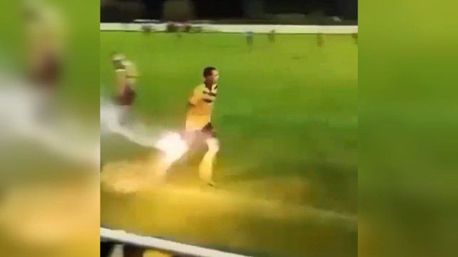 Un futbolista quiso retirar pirotecnia de la cancha, pero explotó y perdió un dedo