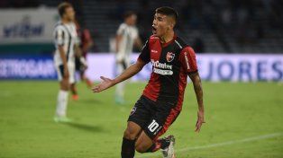 Grito de gol. Nico Castro ya clavó el golazo del 1 a 0 en Córdoba ante Talleres que abrió el camino a la victoria en el Kempes.