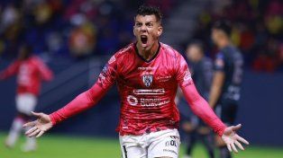Hoyos está en viaje a Rosario para hacerse la revisión médica y firmar contrato por un año con Newells.