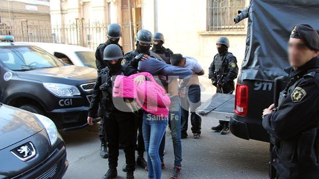 Detuvieron a 13 personas en 17 allanamientos por robo de motos y venta de armas Detuvieron a 13 personas en 17 allanamientos por robo de motos y venta de armas