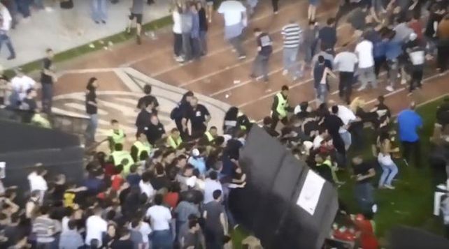 Los incidentes se dieron en el primer recital de los Guns en el Monumental.