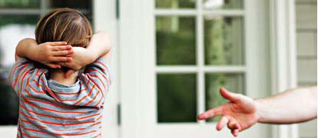 Los niños autistas hacen movimientos reiterativos similares a un aleteo y no se relacionan.