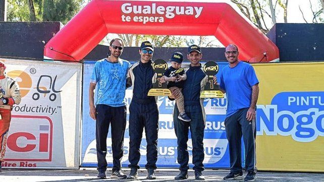 El binomio integrado por Guillermo Pitón y Juan Capurro celebraron de local el triunfo y el campeonato.