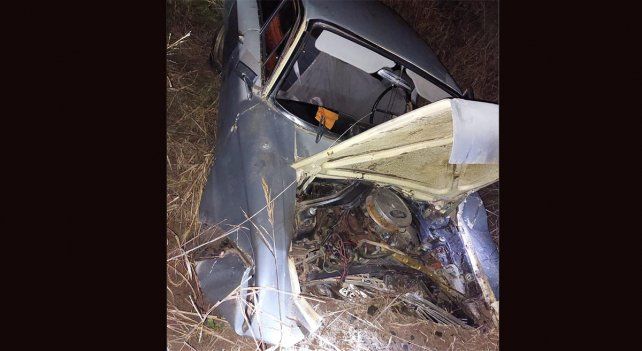 El conductor perdió el control del auto e impactó contra una alcantarilla. Ocurrió el jueves