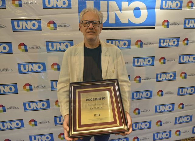 En mano. Rochi acudió a la convocatoria con el Premio de UNO.