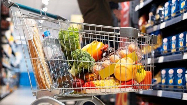 La desaceleración de la inflación no alcanza y el desplome del consumo en supermercados baja a casi 23% interanual en agosto