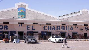 La sequía afecta profundamente a los productores de frutas y verduras, aspecto que repercute directamente en los comerciantes verduleros. Humberto Grandolín, presidente del mercado El Charrúa de Paraná, explicó a La Mañana de la Red (88.7) que una parte de estas problemáticas tienen larga data.