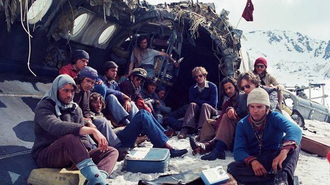 El film recrea la odisea de un grupo de jóvenes uruguayos que en 1972 sobrevivieron 70 días en la Cordillera de los Andes.