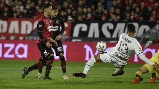 Se viene el gol. Ferreira la pica y Newells se pondrá en ventaja.