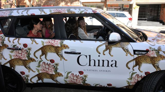 El look súper sensual de la China Suárez que posó junto a bellas modelos para su marca
