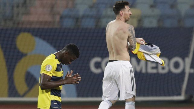 El ecuatoriano Moisés Caicedo se arrodilla cuando el argentino Lionel Messi abandona el campo al final de un partido de fútbol de cuartos de final de la Copa América en el estadio Olímpico de Goiania, Brasil, el sábado 3 de julio de 2021 (AP Photo / Eraldo Peres