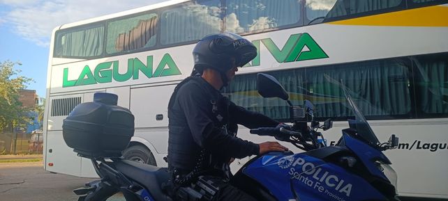 Apedrearon un colectivo que traslada agentes del Servicio Penitenciario: no hay heridos