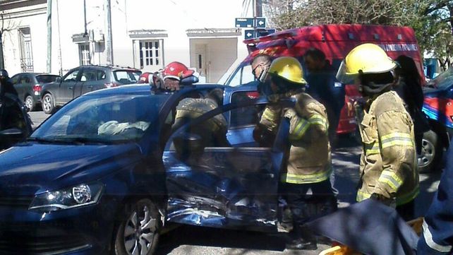 Socorrieron a una mujer atrapada en el interior de un vehículo