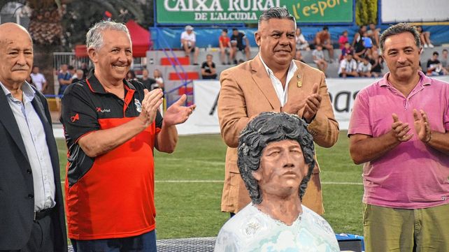 Diego Maradona recibió su homenaje en España con la presencia del presidente de la AFA.&nbsp;