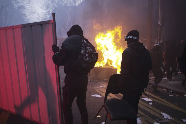 Ola de protestas en 90 ciudades de Francia contra Macron