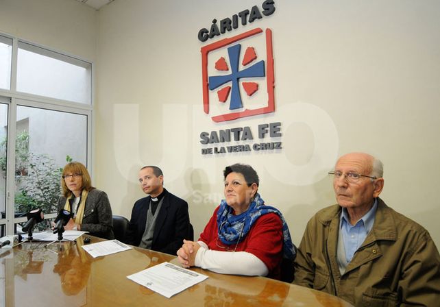 Donación. Las autoridades de la institución hicieron ayer entrega de parte de lo recaudado a 5 instituciones. Foto: José Busiemi / Diario UNO Santa Fe