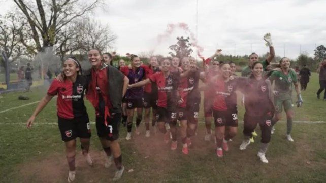 Las jugadoras de Newells celebran el título.