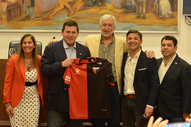 Concejales distinguieron al cónsul de Paraguay