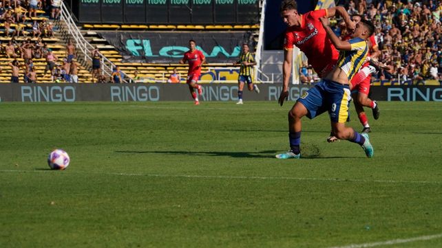 Central ganó 2 a 1, sin jugar bien, ante un Arsenal que terminó con nueve