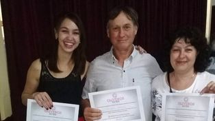 Terminó la escuela secundaria junto a su mamá y su papá