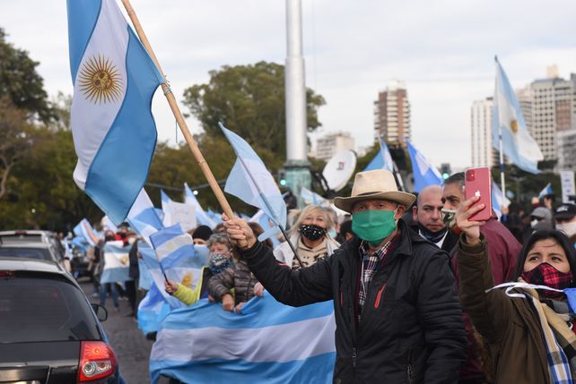 Multitudinaria protesta en el Monumento: era por Vicentin y terminó siendo en contra del gobierno nacional