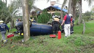 Volcó y chocó contra una columna