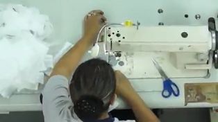Coronavirus: la sastrería militar produce barbijos