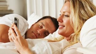 El insomnio causado por el abuso de celulares reduce el apetito sexual