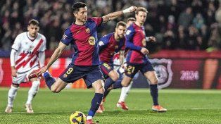 Barcelona le ganó a Rayo Vallecano para igualar a Real Madrid en la primera posición de la Liga española.