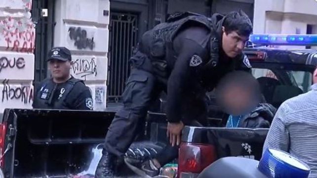 Detuvieron a un cuidacoches por agredir a un policía en pleno centro