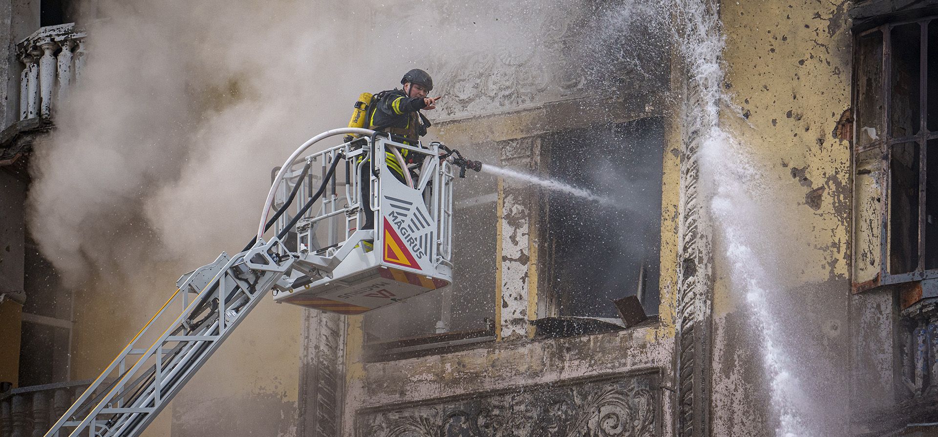 Un bombero rocía agua dentro de un edificio en el lugar de un ataque ruso, en Kiev, Ucrania, el jueves 21 de marzo de 2024. Alrededor de 30 misiles balísticos y de crucero fueron derribados sobre Kiev el jueves por la mañana, dijo Serhii Popko, el jefe de la administración de la ciudad de Kiev. (Foto AP/Vadim Ghirda) Un bombero rocía agua dentro de un edificio en el lugar de un ataque ruso, en Kiev, Ucrania, el jueves 21 de marzo de 2024. Alrededor de 30 misiles balísticos y de crucero fueron derribados sobre Kiev el jueves por la mañana, dijo Serhii Popko, el jefe de la administración de la ciudad de Kiev. (Foto AP/Vadim Ghirda)