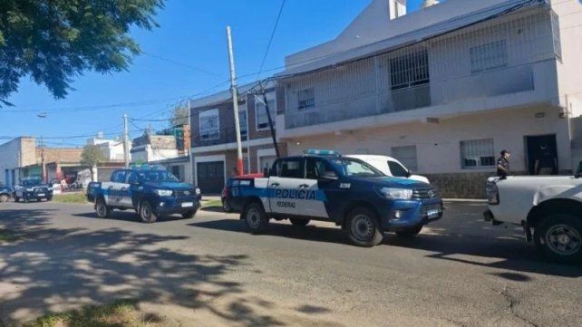Los patrulleros de la Policía Federal durante los allanamientos por microtráfico realizados el viernes en barrio Alvear.