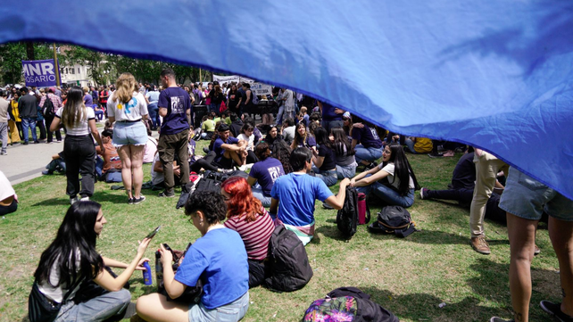 Miles de estudiantes rosarinos se reunieron para seguir la sesión del veto al financiamiento universitario