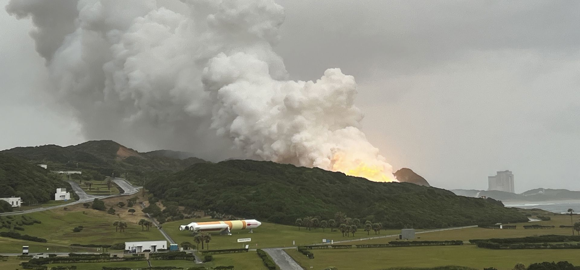 Columnas de humo se elevan durante una prueba de combustión de un motor para el nuevo cohete japonés pequeño Epsilon S en el Centro Espacial Tanegashima, en Tanegashima, prefectura de Kagoshima, sur de Japón, el martes 26 de noviembre de 2024. (JAXA vía AP) Columnas de humo se elevan durante una prueba de combustión de un motor para el nuevo cohete japonés pequeño Epsilon S en el Centro Espacial Tanegashima, en Tanegashima, prefectura de Kagoshima, sur de Japón, el martes 26 de noviembre de 2024. (JAXA vía AP)