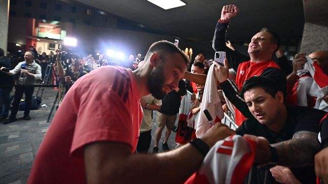 Germán Pezzella fue uno de los más requeridos por los hinchas de River que esperaron a jugadores en el hotel de concentración en Brasil.