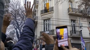 ¿Cristina Kirchner puede salir al balcón a saludar a los militantes durante su prisión domiciliaria?