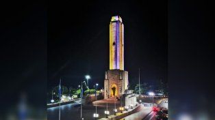 El Monumento a la Bandera se iluminó para homenajear al Papa