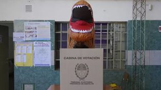 Tras hacer la cola, el dinosaurio votó en la mesa 5553.