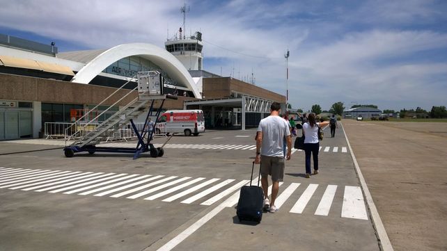 El aeropuerto de Fisherton fue desalojado después de que se recibiera un llamado advirtiendo que había una artefacto explosivo. 