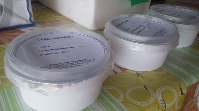 Recipientes con lactobacilos congelados para administrar a los animales.