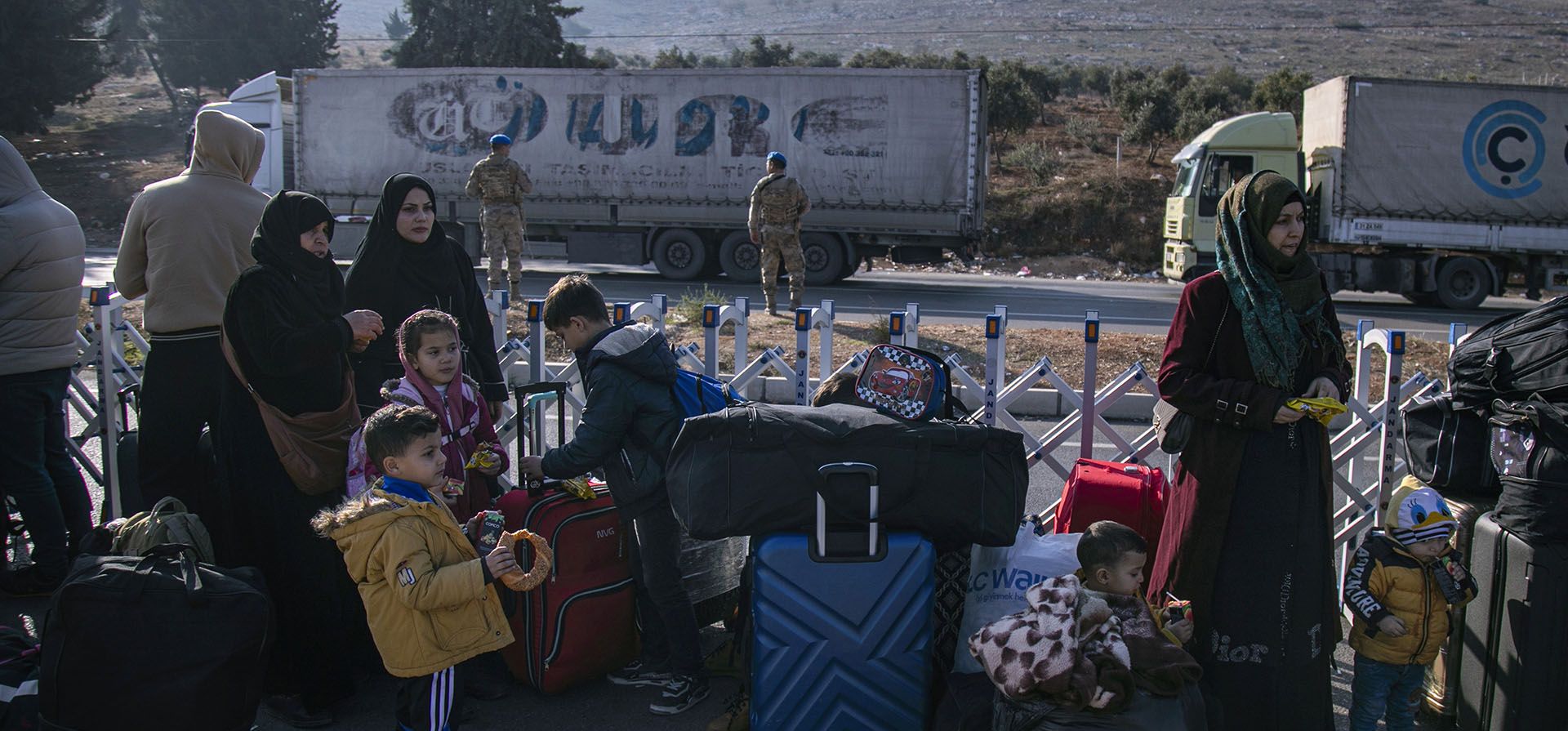 Familias sirias esperan cruzar a Siria desde Turquía en la frontera de Cilvegozu, cerca de la ciudad de Antakya, en el sur de Turquía, el lunes 9 de diciembre de 2024. (Foto AP/Metin Yoksu) Familias sirias esperan cruzar a Siria desde Turquía en la frontera de Cilvegozu, cerca de la ciudad de Antakya, en el sur de Turquía, el lunes 9 de diciembre de 2024. (Foto AP/Metin Yoksu)