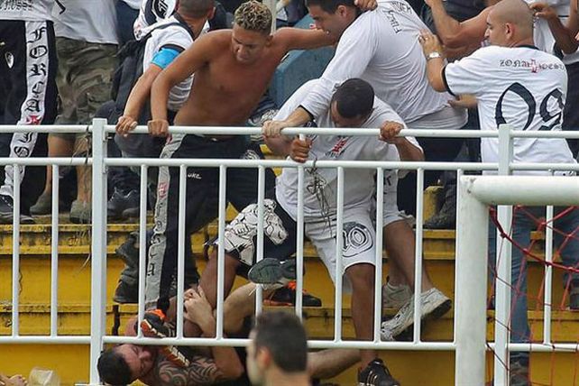 Violencia en el fútbol: una pelea entre hinchas en Brasil terminó con un barra muerto