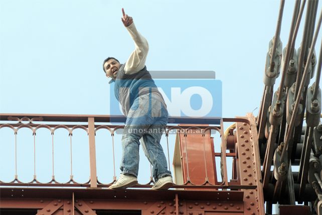 Un remisero de la cooperativa amagó a tirarse del puente