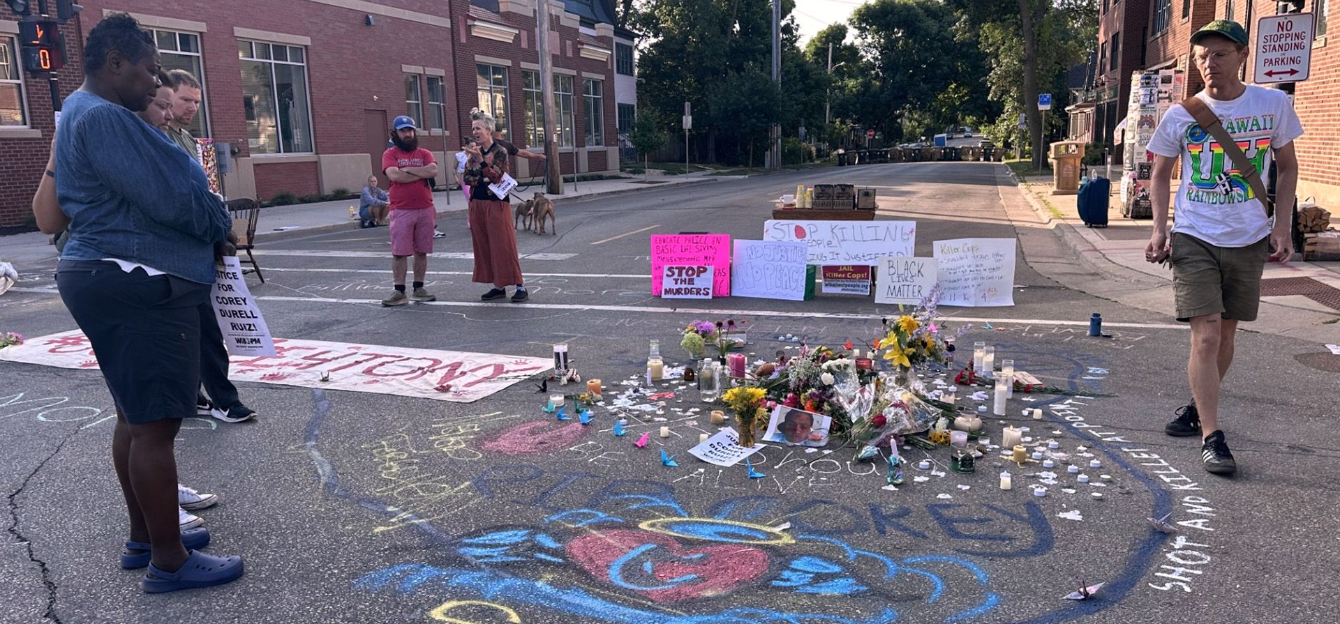 Dolientes se congregan alrededor de un monumento conmemorativo en el lugar donde un hombre fue asesinado a tiros el miércoles por la policía de Madison, el jueves 23 de julio de 2026, en Madison, Wisconsin. (Foto AP/Scott Bauer) Dolientes se congregan alrededor de un monumento conmemorativo en el lugar donde un hombre fue asesinado a tiros el miércoles por la policía de Madison, el jueves 23 de julio de 2026, en Madison, Wisconsin. (Foto AP/Scott Bauer)