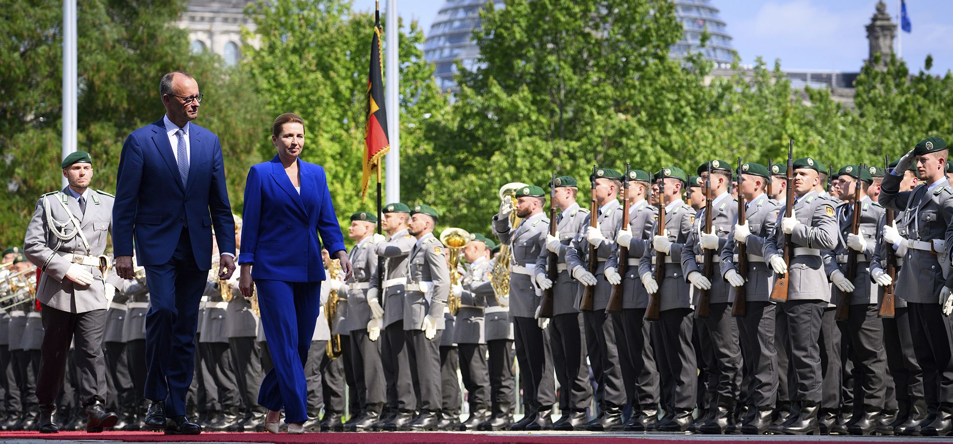 La primera ministra danesa, Mette Frederiksen, es recibida con honores militares por el canciller alemán, Friedrich Merz, frente a la Cancillería Federal en Berlín, el miércoles 11 de junio de 2025. (Bernd von Jutrczenka/dpa vía AP) La primera ministra danesa, Mette Frederiksen, es recibida con honores militares por el canciller alemán, Friedrich Merz, frente a la Cancillería Federal en Berlín, el miércoles 11 de junio de 2025. (Bernd von Jutrczenka/dpa vía AP)