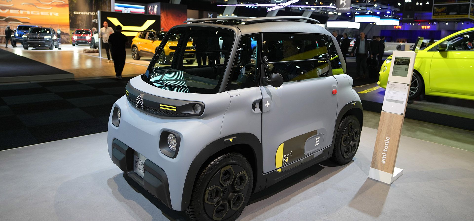 El automóvil totalmente eléctrico Citroen Ami Tonic en exhibición durante la apertura de medios del Salón del Automóvil de Bruselas, viernes 13 de enero de 2023. (Foto AP/Virginia Mayo)