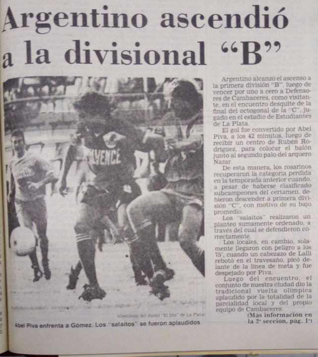 El Toto Piva se anticipa al delantero de Cambaceres.. Argentino logró el ascenso en la Plata.&nbsp; &nbsp; 