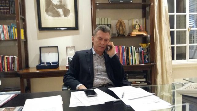 Macri en Twitter. “Hablando con el intendente que denunció sobreprecios y devolvió 13 millones”.