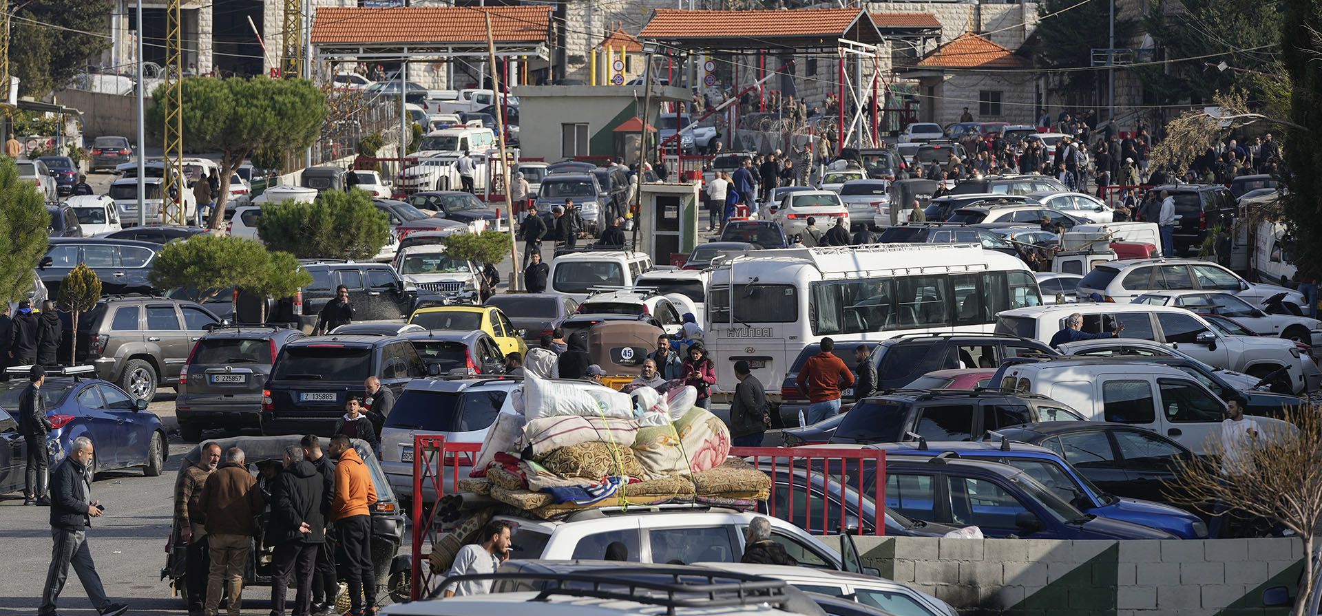 Varios vehículos se encuentran estancados en el paso fronterizo de Masnaa, en el valle de Bekaa, Líbano, mientras la gente intenta cruzar a Siria el domingo 8 de diciembre de 2024. (Foto AP/Hassan Ammar) Varios vehículos se encuentran estancados en el paso fronterizo de Masnaa, en el valle de Bekaa, Líbano, mientras la gente intenta cruzar a Siria el domingo 8 de diciembre de 2024. (Foto AP/Hassan Ammar)