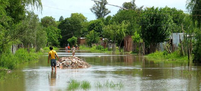 Tres muertos por los temporales, miles de evacuados y clima de tensi&oacute;n